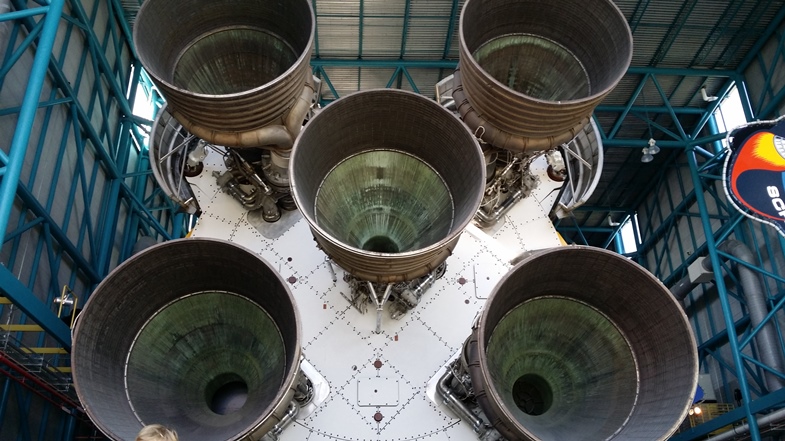 Die f&uuml;nf F-1 Triebwerke der Saturn V